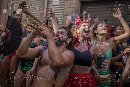 Folies durante bloco clandestino nas ruas do centro do RJ