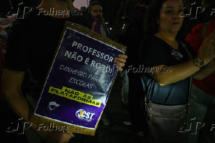 Protesto de professores na praa da Repblica, fecha Av. Ipiranga em SP