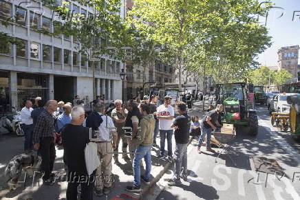 Los payeses del Baix Llobregat llevan sus tractores a Barcelona para reclamar ms agua