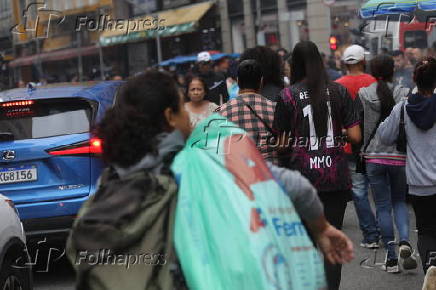 Movimentao na Rua 25 de Maro em So Paulo