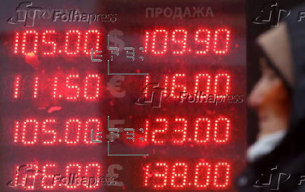 Russian ruble continues to fall against the Euro and US dollar