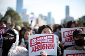 People take part in a rally calling for expelling South Korean President Yoon Suk Yeol in Seoul