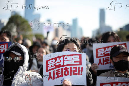 People take part in a rally calling for expelling South Korean President Yoon Suk Yeol in Seoul