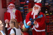 Consumidores lotam a Ladeira Porto Geral para compras de natal