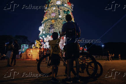 Folhapress - Fotos - Árvore de Natal do Parque Villa-Lobos