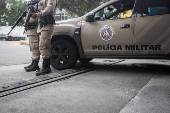 Policiais militares ao lado de uma viatura no Alto das Pombas, bairro popular