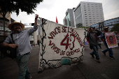 Padres de Ayotzinapa presionan a Lpez Obrador con plantn y reunin antes de elecciones