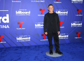 El negro y los diseos clsicos intervenidos dominaron la alfombra de los Latin Billboards