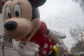 Desfile anual do dia de ao de graas da macy's acontece na cidade de nova york