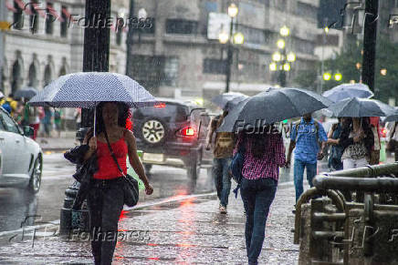 Pedestres enfrentam manh chuvosa no centro de SP