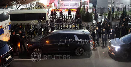 Vehicles believed to be of investigators from the Corruption Investigation Office for High-ranking Officials arrive at the impeached South Korean President Yoon Suk Yeol's official residence