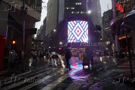 Temporal atinge o centro de So Paulo 