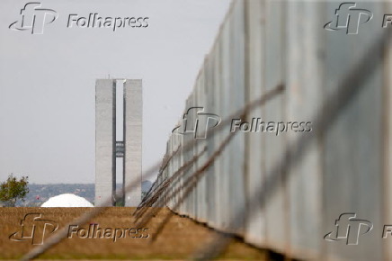 Muro de metal  armado para dividir manifestantes (DF)