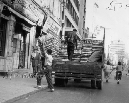Comrcio na rua 25 de Maro em So Paulo (1956)