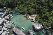 Vista de drone de banhistas na piscina natural da Praia do Cachadao