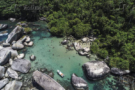 Vista de drone de banhistas na piscina natural da Praia do Cachadao