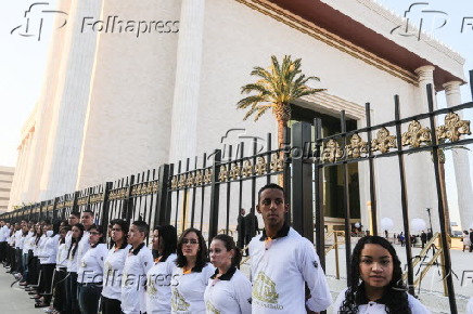 Fiis chegam para inaugurao do Templo de Salomo