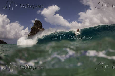 Surfista na praia Cacimba do Padre, em Fernando de Noronha (PE)