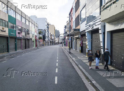 Folhapress - Fotos - Comércio fechado na rua José Paulino devido