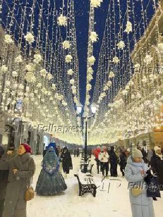 Iluminao de Natal entre as lmpadas de rua, em Moscou, na Rssia