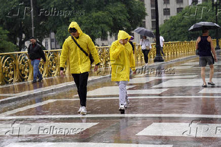 Pedestres enfrentam mais um dia de chuva em SP