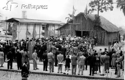 1954Pblico assiste  missa realizada