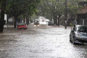 Chuva forte alaga rua em Campinas (SP)