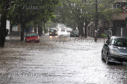 Chuva forte alaga rua em Campinas (SP)