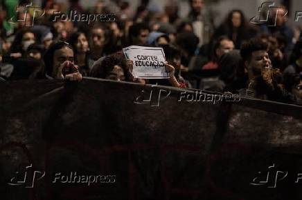 Estudantes protestam contra cortes na educao na av. Paulista (SP)