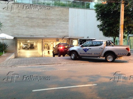 Policiais e fiscais da Receita entram no prdio onde mora o filho de Lula