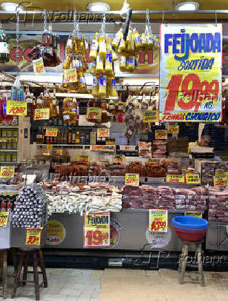 Estandes de alimentos no Mercado Municipal no bairro da Lapa