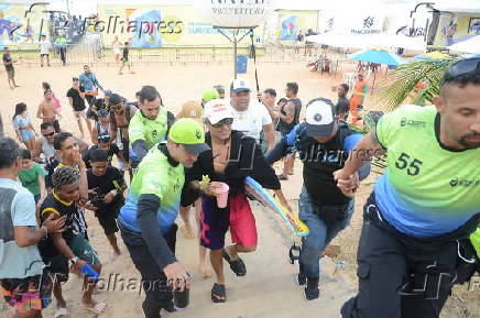 O surfista itlo ferreira ,vence estreia de campeonato em natal .