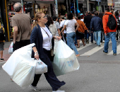 Movimentao de consumidores na regio da 25 de Maro em SP