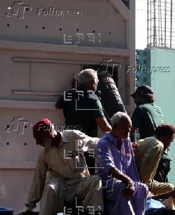 Relocation of Madhubala elephant from Karachi Zoo to Safari Park in Karachi