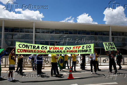 Bolsonaristas diante do Planalto protestam contra o isolamento social, o Congresso e o STF
