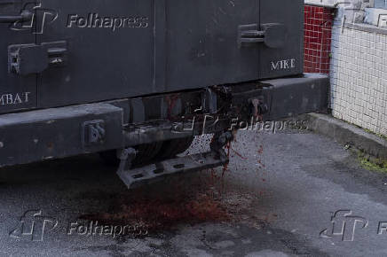 Caveiro derrama sangue diante de hospital no Rio; foto recebeu meno honrosa no Prmio Vladimir Herzog