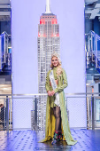 Miss Universo Victoria Kjaer posa para fotos No Empire State 