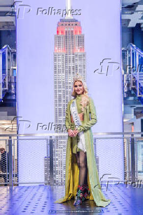 Miss Universo Victoria Kjaer posa para fotos No Empire State 