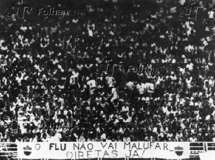 Faixa no Fla x Flu com os dizeres O Flu no vai Malufar... Diretas J