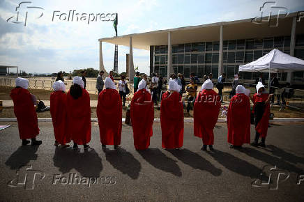 Grupo de mulheres pr-aborto em protesto na frente do STF