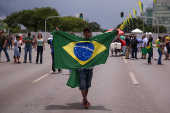 Apoiadores do presidente eleito, Jair Bolsonaro, tiram fotos na Esplanada dos Ministrios (DF)