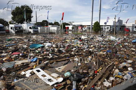 Alagamento e lixo na beira da BR-116, em em So Leopoldo