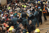 Insultos y lanzamiento de barro a la comitiva de los reyes al llegar al centro de Paiporta