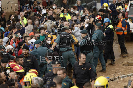 Insultos y lanzamiento de barro a la comitiva de los reyes al llegar al centro de Paiporta