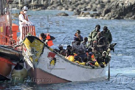 Tres cayucos llegan el Da de Navidad a Canarias con 184 migrantes y localizan otros dos