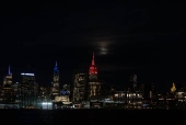 Uma Super Lua  vista sobre  Ilha de Manhattan, em Nova York