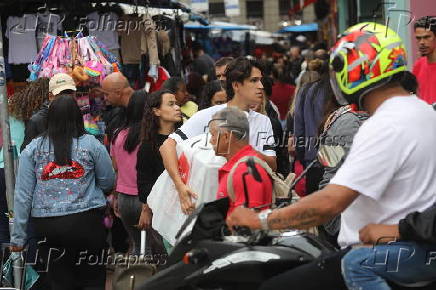 Movimentao na rua 25 de Maro em So Paulo