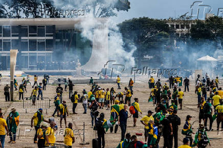 Vndalos golpistas invadem a praa dos Trs Poderes e depredam prdios