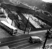 1952nibus entra em rua de acesso 
