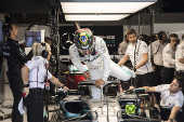 Com capacete em homenagem ao Brasil, Hamilton entra em seu carro para treino livre em Interlagos